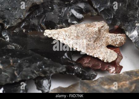 Collezione privata di nativi americani teste di freccia con identificabili strumento rudimentale segna Foto Stock