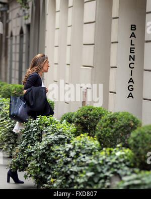 Fashion designer Fiona Swarovski è visto fumare una sigaretta prima di andare a visitare la Balenciaga store, mentre il marito Karl-Heinz GRASSER chat sul suo telefono esterno al Global Blue Lounge. La coppia sono quindi visto insieme a piedi attorno a Milano. Dotato di: F Foto Stock