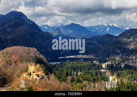 Alpi e laghi in un giorno di estate in Germania. Preso dalla collina accanto al castello di Neuschwanstein Foto Stock