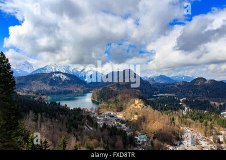 Alpi e laghi in un giorno di estate in Germania. Preso dalla collina accanto al castello di Neuschwanstein Foto Stock