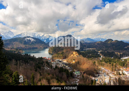 Alpi e laghi in un giorno di estate in Germania. Preso dalla collina accanto al castello di Neuschwanstein Foto Stock