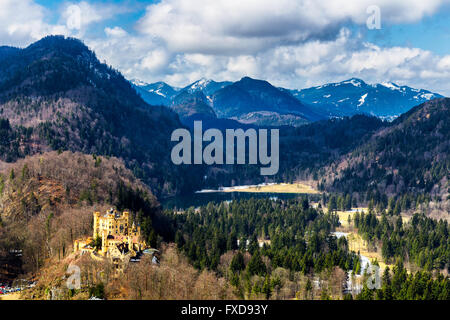 Alpi e laghi in un giorno di estate in Germania. Preso dalla collina accanto al castello di Neuschwanstein Foto Stock