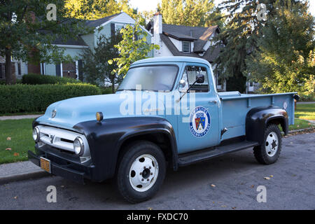 Un classico 1953 Ford F-350 pickup truck con una Città Gemelle Ford impianto complessivo decalcomania sul lato Foto Stock