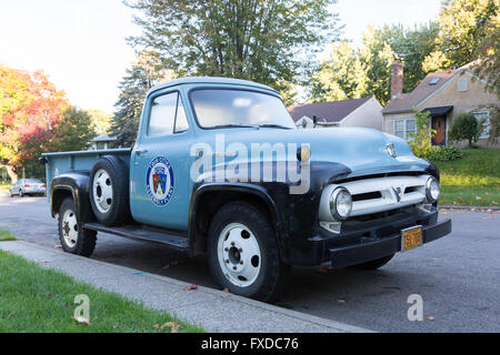 Un classico 1953 Ford F-350 pickup truck con una Città Gemelle Ford impianto complessivo decalcomania sul lato Foto Stock