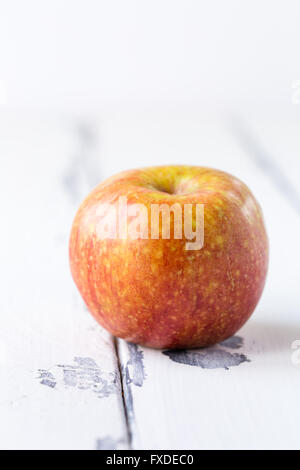 Rosso Giallo fresh apple su backgorund in legno Foto Stock