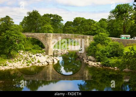 Ponte del diavolo sul fiume Lune. Costruito intorno al 1370. Kirkby Lonsdale, South Lakeland, Cumbria, Inghilterra, Regno Unito. Foto Stock