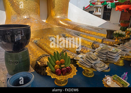 I piedi della statua di Budda Wat Indraviharn Bangkok in Thailandia Foto Stock