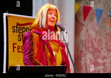 Maddy prima di cantare a Maddy prima di pietre miliari Festival, Kirklinton Hall, Kirklinton, Carlisle, Cumbria, Inghilterra, Regno Unito. Foto Stock