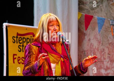 Maddy prima di cantare a Maddy prima di pietre miliari Festival, Kirklinton Hall, Kirklinton, Carlisle, Cumbria, Inghilterra, Regno Unito. Foto Stock