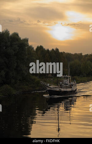 Sulla barca e tramonto sul fiume Moskva, a nord di Mosca, Russia. Foto Stock