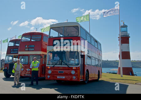 Vista frontale di due Leyland Atlantean autobus e un Leyland PD2 su Plymouth Hoe Foto Stock