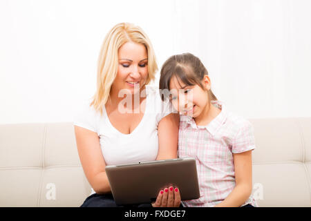 Una madre utilizzando con la figlia di un Tablet PC. Foto Stock