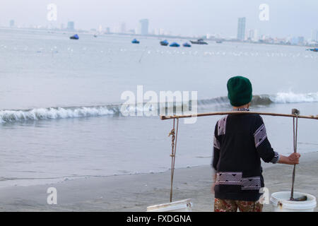 Vettore acqua donna & barche all'alba, Danang beach, Vietnam Foto Stock