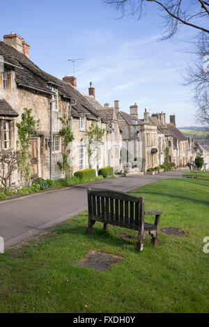 Cotswold cottage sui Burford high street. Cotswolds, Inghilterra Foto Stock