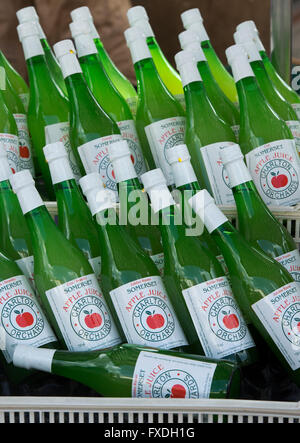 Somerset imbottigliato il succo di mela su un mercato in stallo. Pozzetti, Somerset, Inghilterra Foto Stock