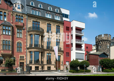 Deutschland, Renania settentrionale-Vestfalia, Köln, Wohnhäuser am Konrad-Adenauer-Ufer und das 'Kunibertstürmchen'. Es ist seit 1446 nachgew Foto Stock