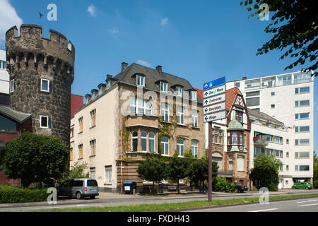 Deutschland, Renania settentrionale-Vestfalia, Köln, Wohnhäuser am Konrad-Adenauer-Ufer und das 'Kunibertstürmchen'. Es ist seit 1446 nachgew Foto Stock