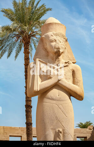 Statua del faraone Ramses II nel Tempio di Karnak. Luxor, Egitto Foto Stock