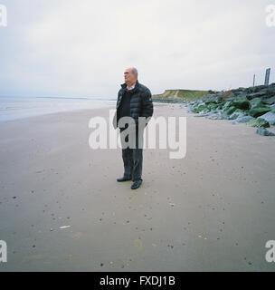 Autore irlandese, Colm Toibin, sulla corda a Ballyconnigar, vicino Enniscorthy, contea di Wexford. Il filamento caratterizza in molti dei suoi romanzi Foto Stock