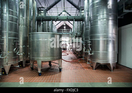 In acciaio inox serbatoi di vino al vino Steenberg Estate - Western Cape - Sudafrica Foto Stock