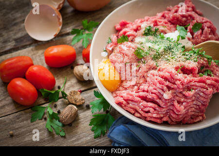 Preparazione della carne di manzo tartare di manzo sulla ciotola con uovo Foto Stock