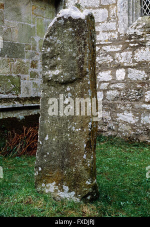 C5th/inizio C6th lapide al di fuori di Nevern chiesa, Pembrokeshire, con Latino orizzontale e verticale (ogham ogam) le iscrizioni a Vitalianus. Foto Stock