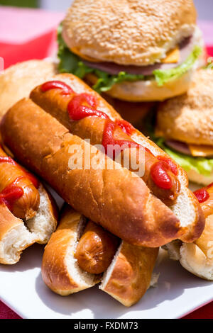 Close-up di hot dog e hamburger sulla piastra Foto Stock