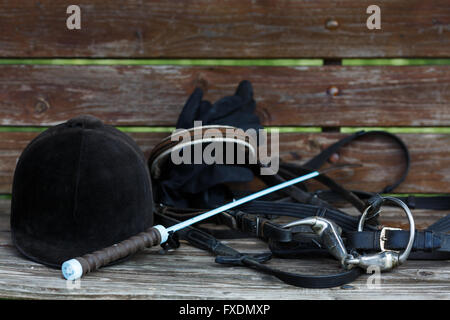 Attributi hobby horse rider sulla tavola di legno Foto Stock