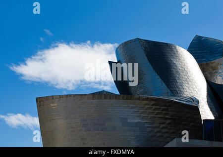 Bilbao, Spagna - 26 Marzo 2016: Dettagli del Guggenheim Museum costruito nel 1997 dall architetto canadese Frank Gehry Foto Stock