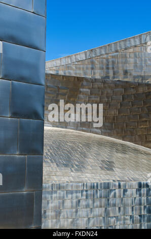 Bilbao, Spagna - 26 Marzo 2016: Dettagli del Guggenheim Museum costruito nel 1997 dall architetto canadese Frank Gehry Foto Stock