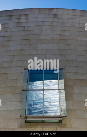 Bilbao, Spagna - 26 Marzo 2016: Dettagli del Guggenheim Museum costruito nel 1997 dall architetto canadese Frank Gehry Foto Stock