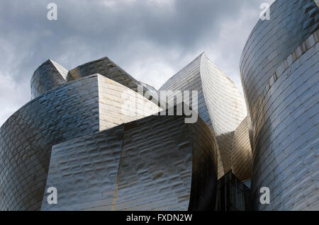 Bilbao, Spagna - 26 Marzo 2016: Dettagli del Guggenheim Museum costruito nel 1997 dall architetto canadese Frank Gehry Foto Stock