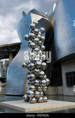 Bilbao, Spagna - 26 Marzo 2016: Il grande albero e l'occhio, la scultura di Anish Kapoor e Museo Guggenheim Foto Stock