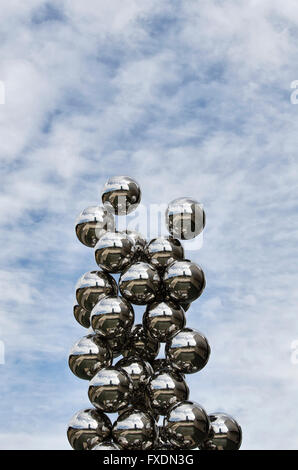 Bilbao, Spagna - 26 Marzo 2016: Il grande albero e l'occhio, la scultura di Anish Kapoor e Museo Guggenheim Foto Stock