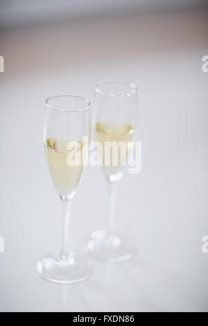 Due bicchieri di champagne sul tavolo Foto Stock