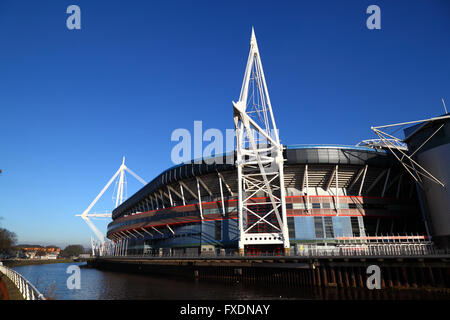 Vista del millennio / Principato Stadium e il fiume Taff, Cardiff, South Glamorgan, Wales, Regno Unito Foto Stock