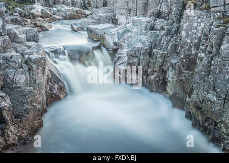 Una lunga esposizione colpo di cascate sul fiume Etive Foto Stock