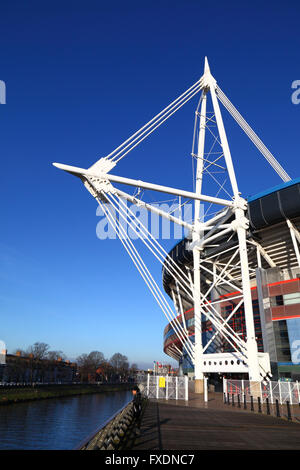 Vista del millennio / Principato Stadium e il fiume Taff, Cardiff, South Glamorgan, Wales, Regno Unito Foto Stock