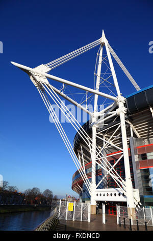 Vista del millennio / Principato Stadium e il fiume Taff, Cardiff, South Glamorgan, Wales, Regno Unito Foto Stock