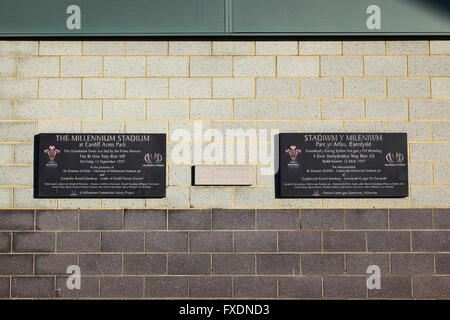 Placche in inglese e gallese che commemora la posa della prima pietra del Millennium Stadium Cardiff Wales, Regno Unito Foto Stock