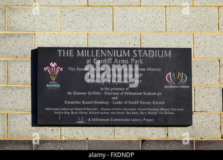 Lapide in lingua inglese che commemora la posa della pietra di fondazione del Millennium Stadium, Cardiff, Galles, Regno Unito Foto Stock