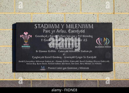 Placca in Welsh per commemorare la posa della prima pietra del Millennium Stadium Cardiff Wales, Regno Unito Foto Stock