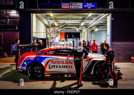 Febbraio 07, 2015 : n. 1 NISMO atleta Programma globale - Nissan GT-R NISMO GT3 pilotato da Rick Kelly / Katsumasa Chiyo (JPN) / Florian Strauss (GER) è spostata fuori del garage prima di cominciare la Liqui-Moly Bathurst 12 ora a monte Panorama circuito nel NSW, Australia Sydney, Australia. 07 Febbraio, 2016. © Hugh Peterswald/Alamy Live News Foto Stock