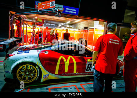 Febbraio 07, 2015 : No 88 McDonald's Maranello Motorsport - Ferrari 458 GT3 pilotato da Mika Salo (FIN) / Toni Vilander (FIN) / Tony D'Alberto / concedere Denyer al di fuori del suo garage per l'inizio dell'Liqui-Moly Bathurst 12 ora a monte Panorama circuito nel NSW, Australia Sydney, Australia. 07 Febbraio, 2016. © Hugh Peterswald/Alamy Live News Foto Stock