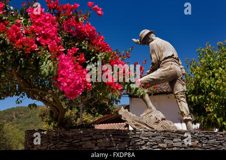 Monumento ai minatori con bougainvillea in San Sebastian del Oeste Messico Foto Stock