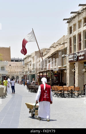 L'uomo con la garetta nel Souk Wakif o Souq Waqif, bazar, Doha, Qatar Foto Stock