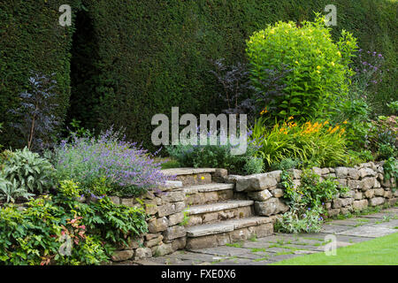 Bella e tradizionale e paesaggistici, country Garden, West Yorkshire, Inghilterra - piante e arbusti sollevata sul confine erbacee in estate. Foto Stock