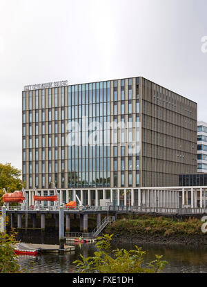 Vista complessiva attraverso il fiume Clyde. Città di Glasgow College - Riverside Campus, Glasgow, Regno Unito. Architetto: Reiach e Foto Stock