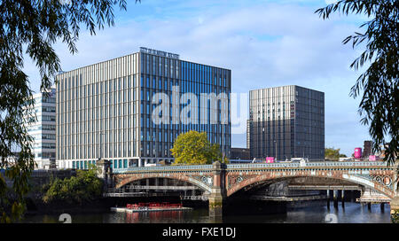 Vista complessiva attraverso il fiume Clyde. Città di Glasgow College - Riverside Campus, Glasgow, Regno Unito. Architetto: Reiach e Foto Stock