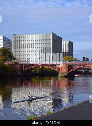 Vista complessiva attraverso il fiume Clyde. Città di Glasgow College - Riverside Campus, Glasgow, Regno Unito. Architetto: Reiach e Foto Stock